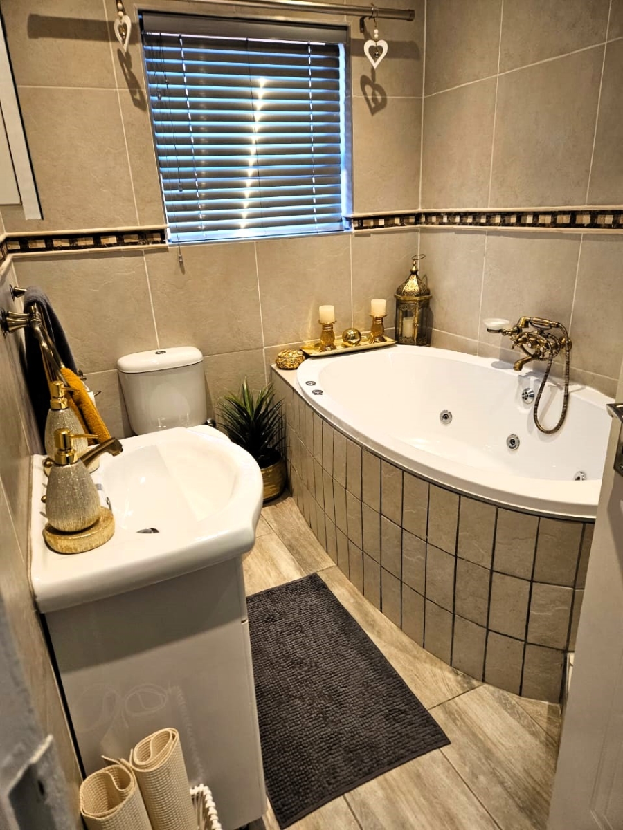 2 Bedroom Property for Sale in Strelitzia Park Eastern Cape